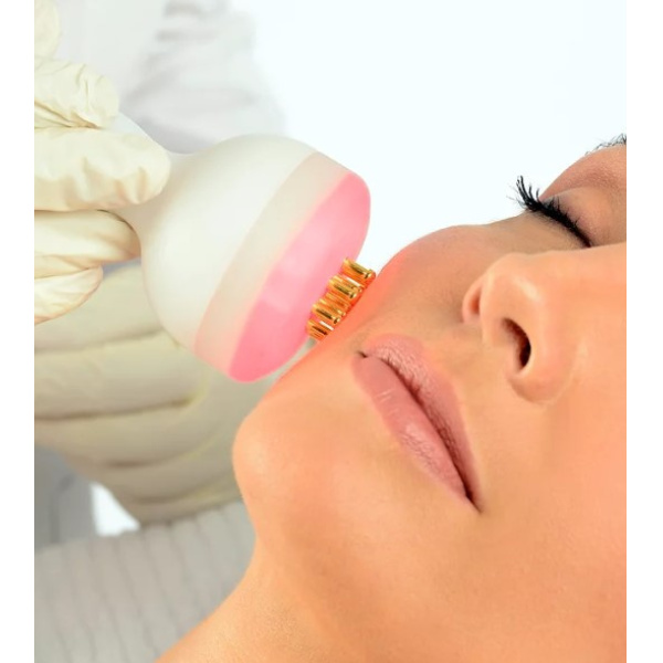 • MESOPORAZIONE
Tonifica e modella l'ovale del viso, riduce le rughe e le imperfezioni dell'acne.
