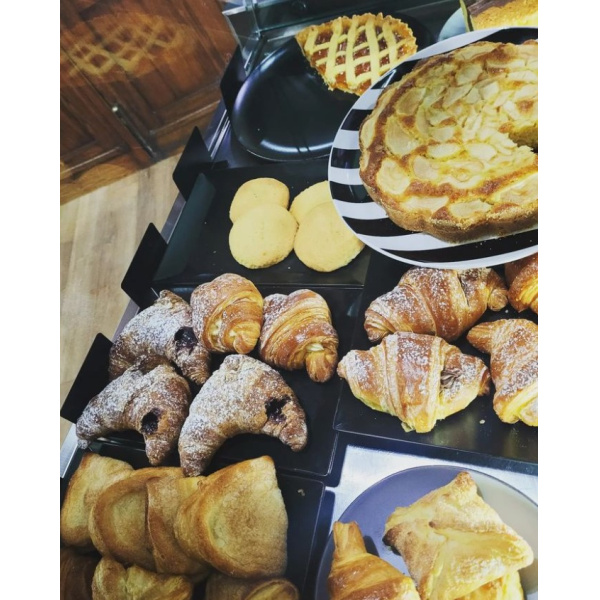 Tutti i giorni in bottega,troverete sempre i dolci e biscotti fatti in casa, oltre alle paste della FORNERIA DI Soci
#breakfast #homemade #applepie #croissant