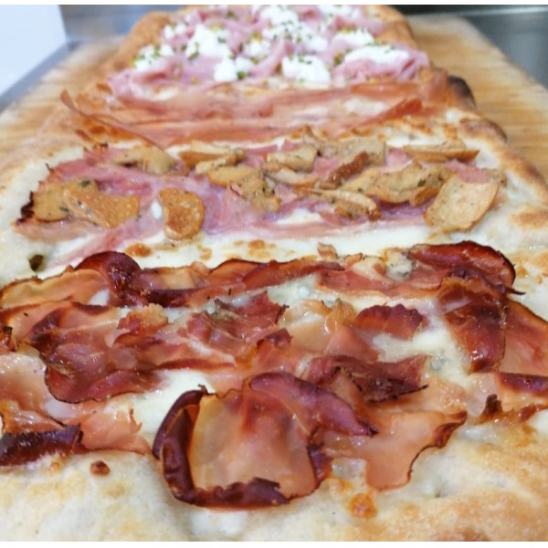 Pizza alla pala:
Speck gorgonzola
Cotto porcini
Scamorza e crudo
Mortadella burrata e granella di pistacchi