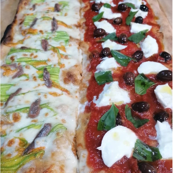 Pizza alla pala:
Bianca scamorza fiori di zucca e alici
Rossa bufala olive taggiasche e basilico