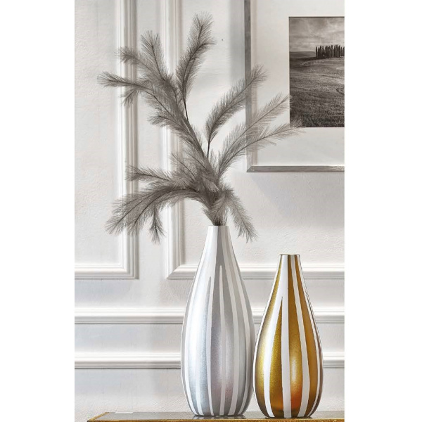 Tra le novità che ti proponiamo  trovi i bellissimi vasi Grace, realizzati in ceramica bianca matt e con eleganti finiture in oro e argento metallico.