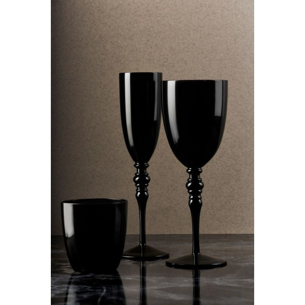 calici e i bicchieri della linea Blake realizzati in pasta colore, con forme eleganti e di impatto.