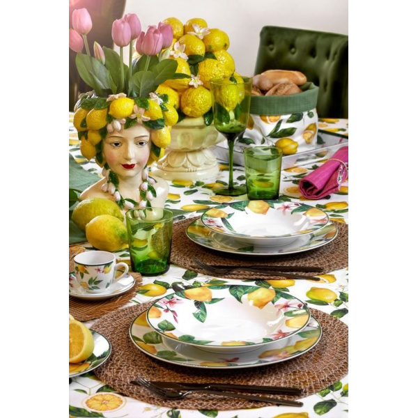 Il nuovo servizio Jaffa by Fade Maison intende adattare la tradizione decorativa mediterranea ad una visione più fresca e moderna, in grado di arredare la tua tavola con gusto ed eleganza.
