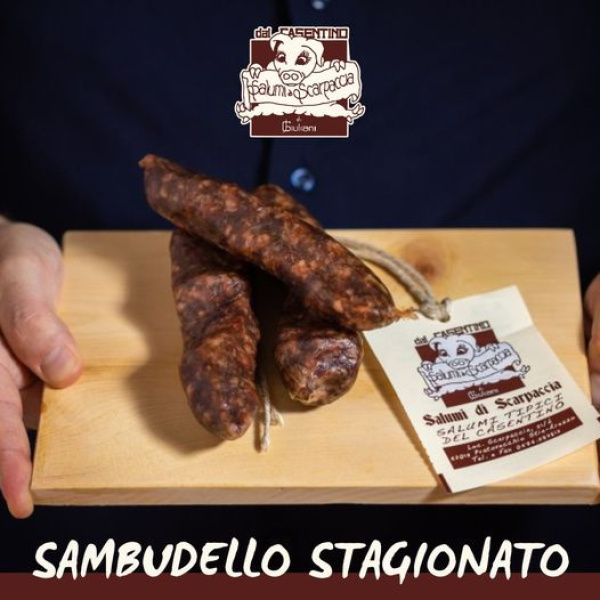 SAMBUDELLO STAGIONATO: realizzato con carni suine, si differenzia dalla salsiccia per la presenza di spezie e semi di finocchio.
