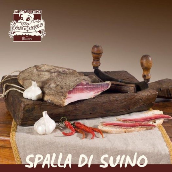 SPALLA STAGIONATA DI SUINO: privata dell'osso, salata, aromatizzata ed infine stagionata in freschi locali.