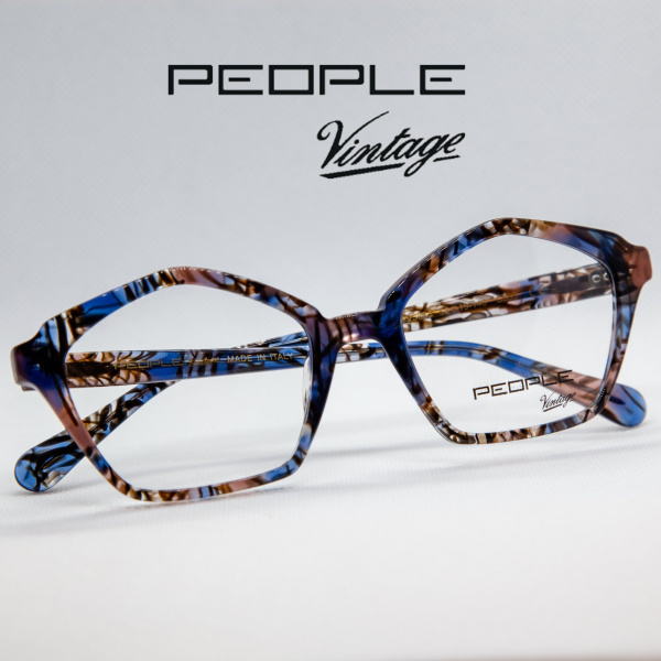 People Vintage: una collezione di occhiali artigianali realizzati a mano in Italia, dallo stile retrò ma con forme moderne che caratterizzano il volto.