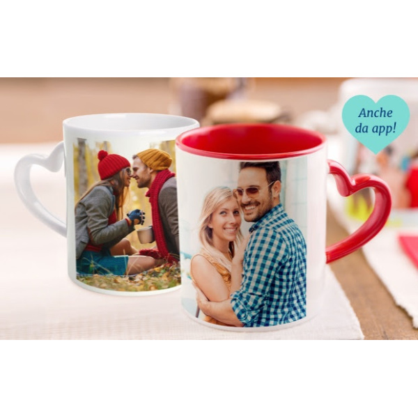 Scegli la vostra foto più indimenticabile e personalizza la tazza con manico a forma di cuore. Il regalo perfetto per soprendere chi ami ed iniziare la giornata con amore!