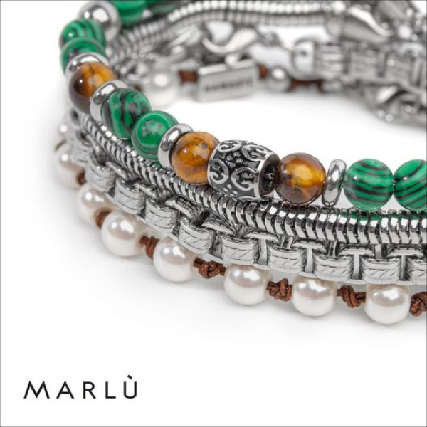 Acciaio, perle, malachite e occhio di tigre. Eleganza e bellezza che si fondono con la creatività.
#Marlu