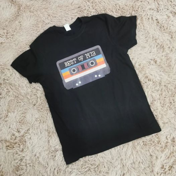 T-shirt nera personalizzata con il proprio anno di nascita.
Disponibili dalla S alla XXL.