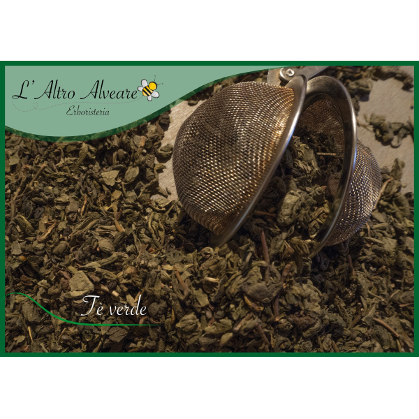 Nel tè verde le foglie di Camellia Sinensis appena raccolte e asciugate vengono solo riscaldate per impedire l'ossidazione enzimatica.
Fase che determina il profumo del tè verde, il suo gusto delicato  e le tante proprietà benefiche