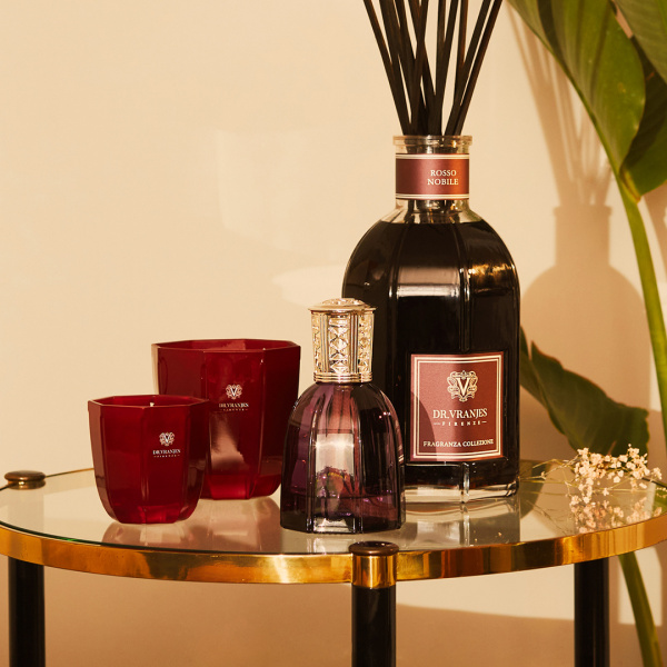 Rosso Nobile, l'iconica fragranza ispirata al profumo dei più pregiati vini rossi toscani.
Sceglila nella forma di profumazione che preferisci.