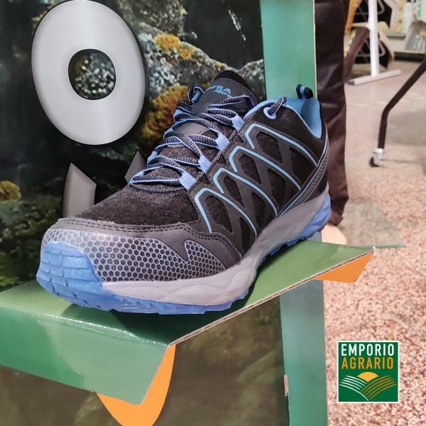 TOMAIA: Nubuck idrorepellente 
Fascione in pelle antiabrasione, che protegge la calzatura nelle aree di punta tacco dagli urti accidentali con pietre e sterpaglia