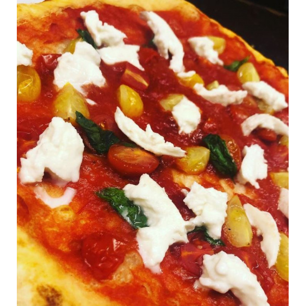 Pizza Rossa con bufala fuori cottura,Pomodorini Confit e basilico