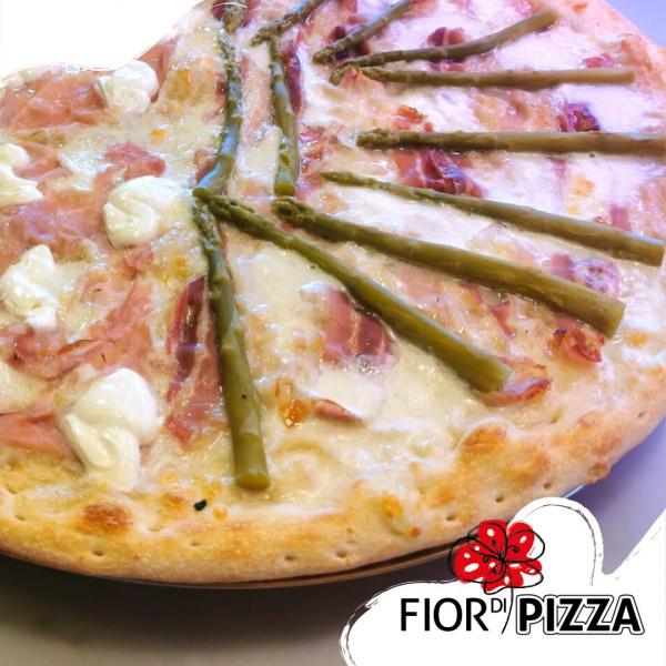 Pizza bianca con asparagi e rigatino, una delle nostre preferite... Tu l'hai mai assaggiata?