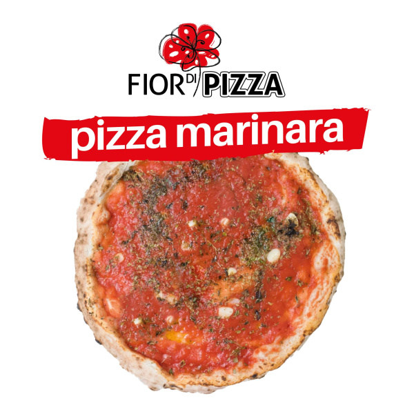 PIZZA ALLA MARINARA come tradizione comanda: con pomodoro, aglio, origano, olio.