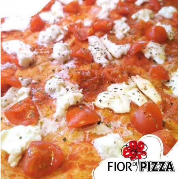 Pizza Caprese: Base rossa e fuori cottura mozzarella di bufala, pomodorini, olio extra vergine di oliva e origano